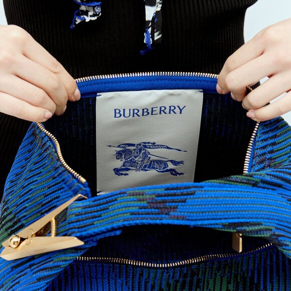 Burberry Medium Peg Duffle Bag - Picture 3 of 14